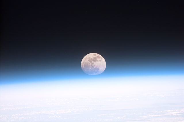 A Lúa escurecida pola atmosfera