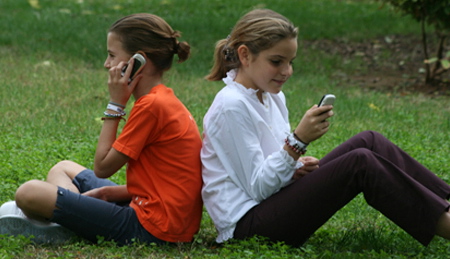 Nenos con móbil