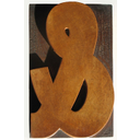 Esperluette typographique en bois de 21 cm de haut.