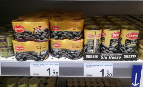 Botes de aceitunas en el supermercado con diferentes tamaños