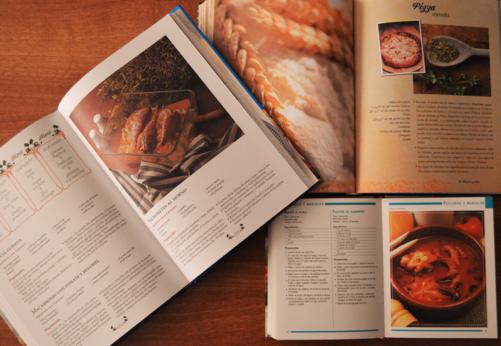 Imagen de libros de cocina abiertos sobre una mesa