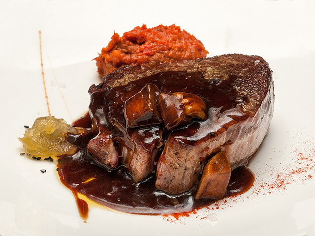 Imagen de un plato con solomillo de cerdo.