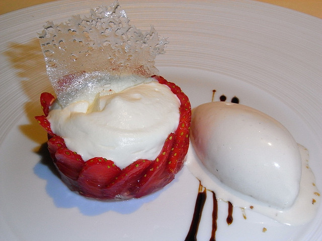 Imagen de postre con helado de limón.