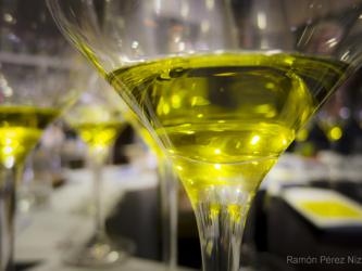 Imagen de una copa con aceite