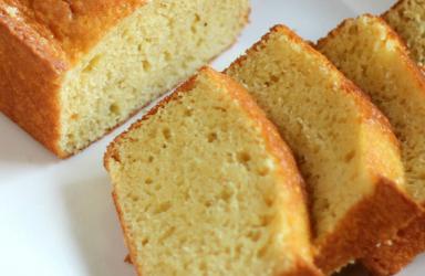 Imagen de un bizcocho troceado parcialmente