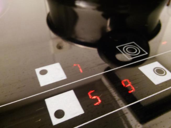 Imagen de una cacerola sobre una placa vitrocerámica 