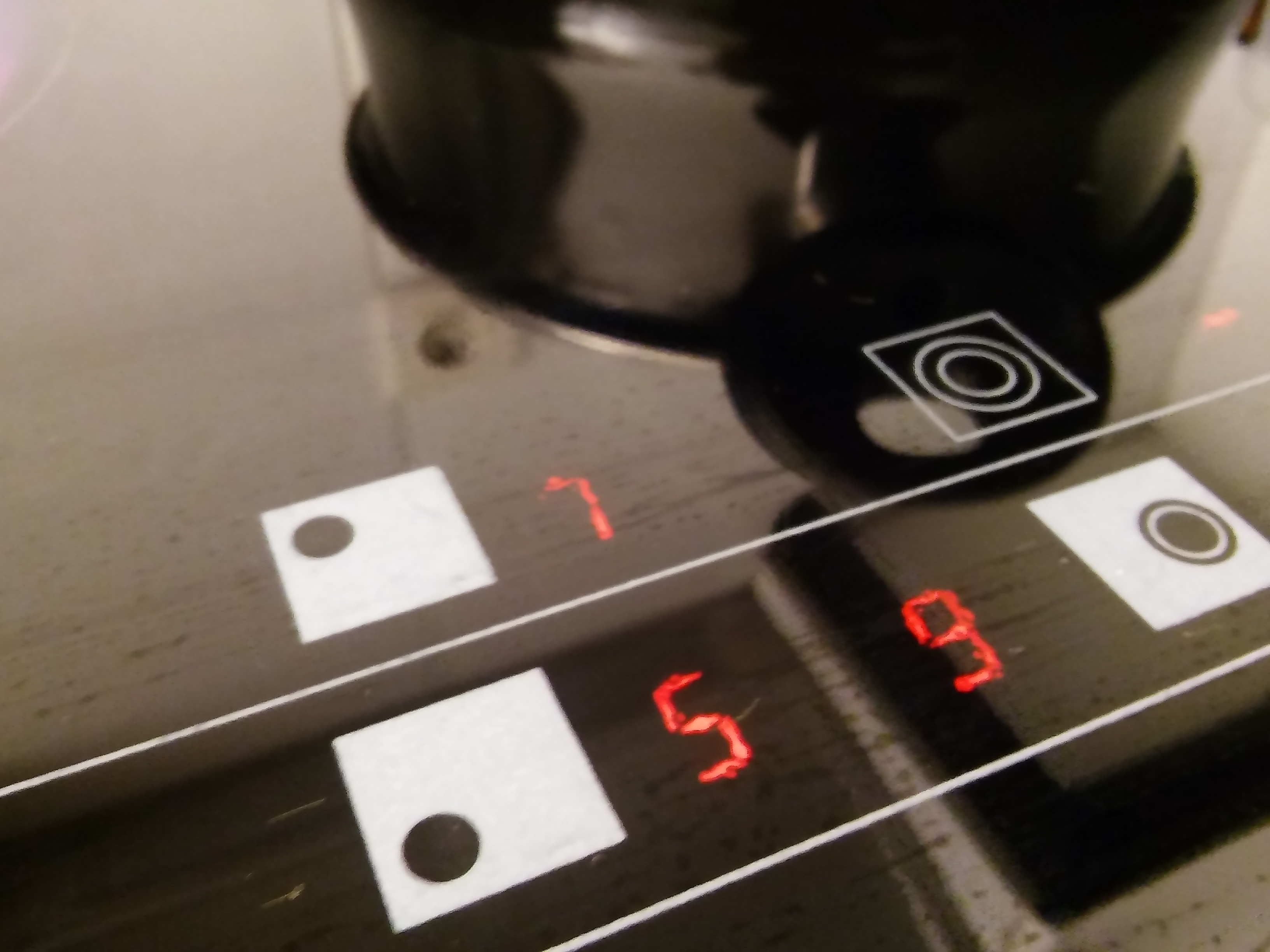 Imagen con una carerola sobre una placa vitrocerámica encendida.