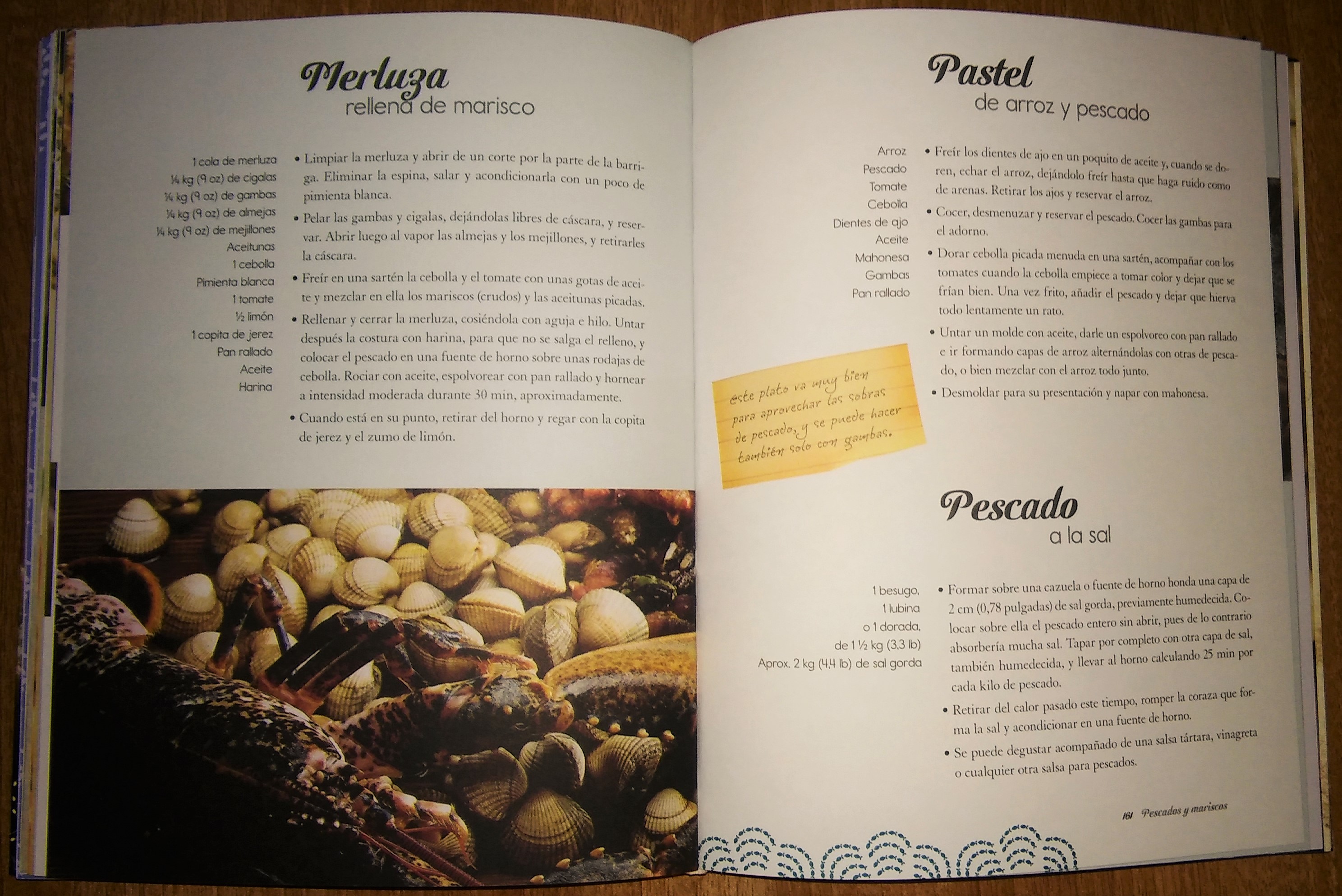 Imagen de un libro de recetas abierto sobre una mesa