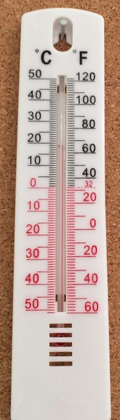 Imagen de un termómetro con escala Celsius y Fahrenheit.
