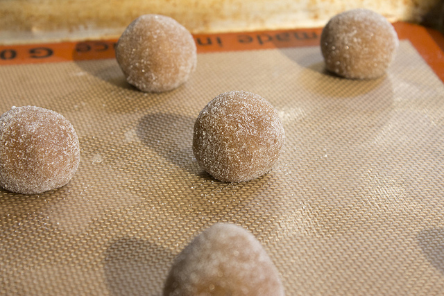 Imagen de pequeñas bolas de masa preparadas para hornear