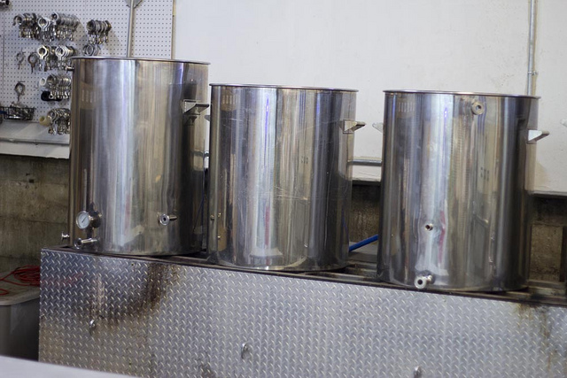 Imagen con cacerolas de varios tamaños