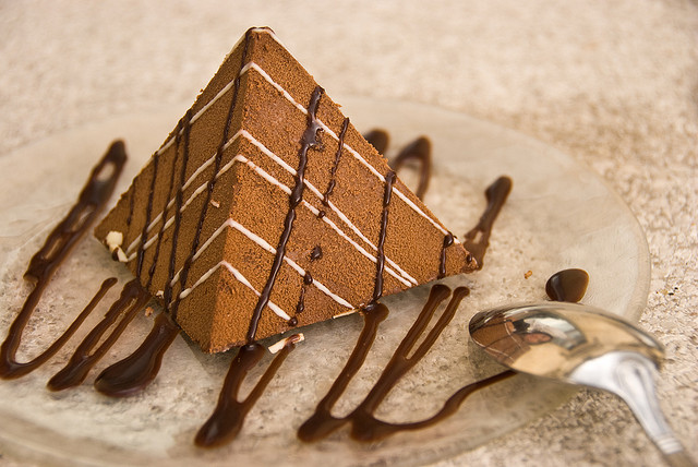 Imagen de una pirámide cuadrangular de chocolate
