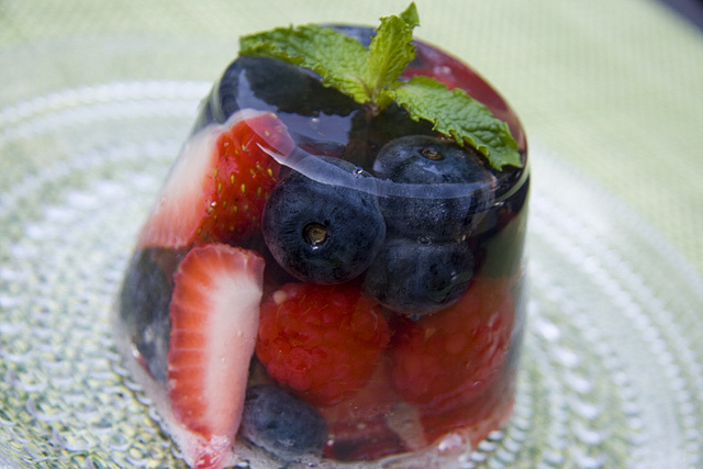 Imagen de un postre de gelatina de frutas