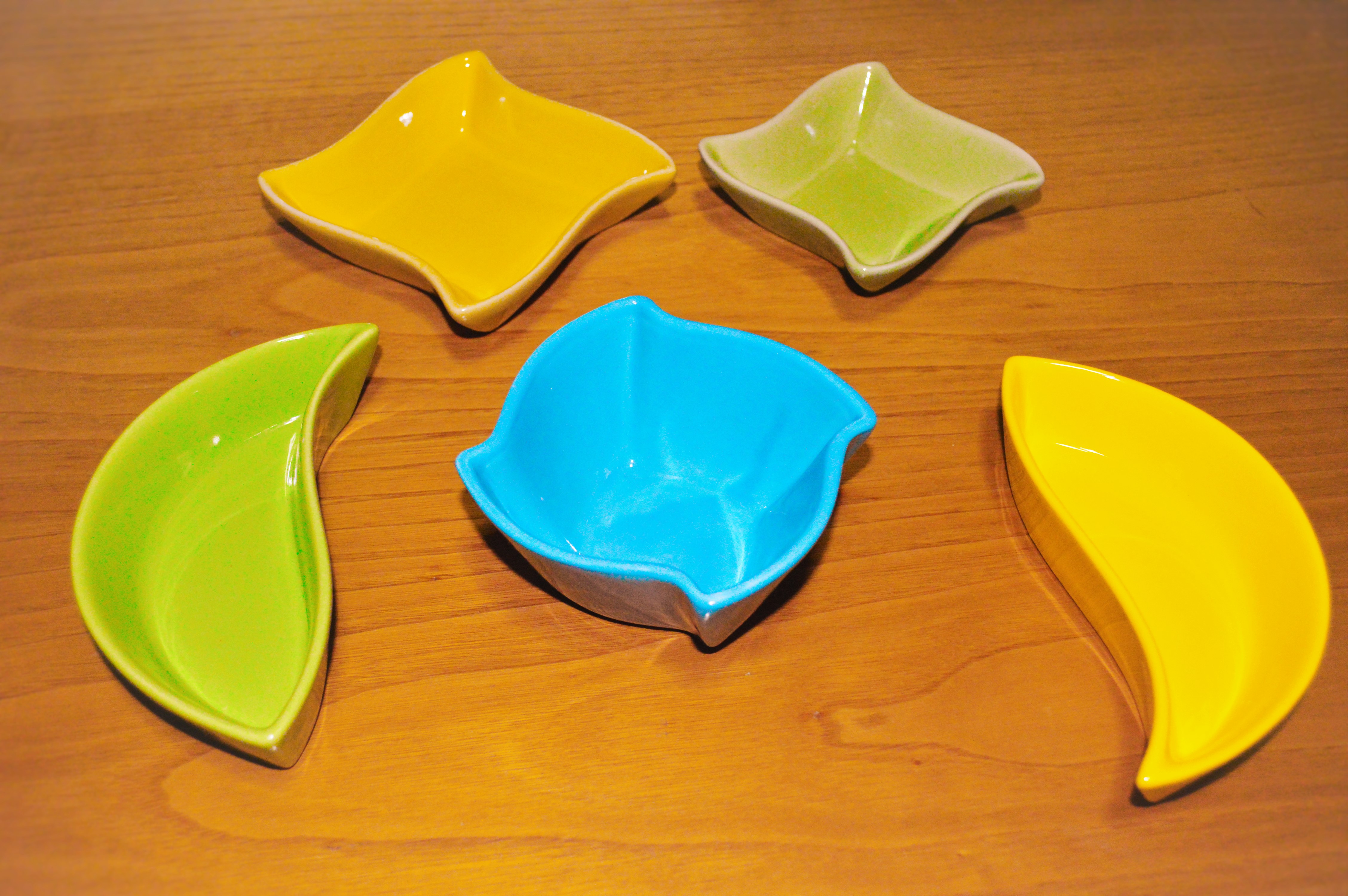 Imagen con pequeños recipientes cerámicos de colores