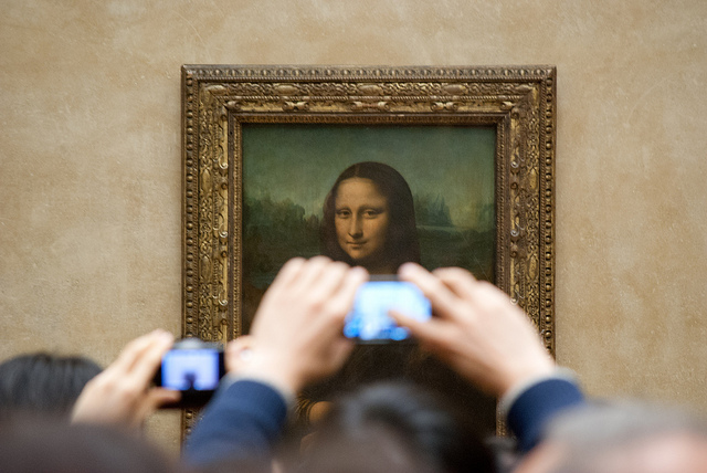 Móbiles fotografiando a pintura da Gioconda