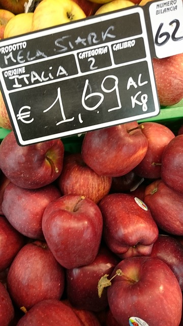 Imagen de manzanas expuestas en el supermercado con el cartel que indica su precio