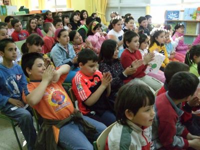 Con Anxo Fariña na biblioteca.
 Sen perder detalle.
Palabras chave: Anxo Fariña