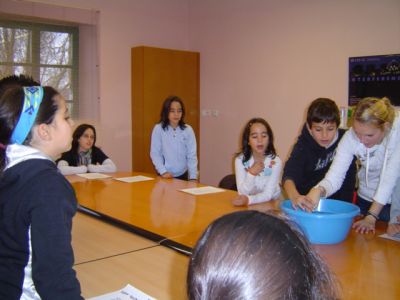 Experimentando en Álava.
Os alumnos moañeses atendendo ás explicacións en inglés dunha das  profesoras encargadas de impartir os talleres. 
