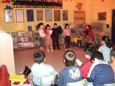 "A viaxe das palabras"
"O bufón" era o conto que nos contaron Tania, Lucía, Jesús e Lidia.
Palabras chave: Día das Internacional das Bibliotecas Escolares