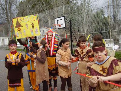 Á espera do desfile
O grupo dos indios, mesturado coas outras culturas,agarda a saída do desfile polas rúas da parroquia.
