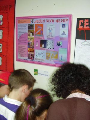 Visitando a exposición
Os nenos e nenas de Abelendo  ante a nosa aportación á semana do medo de Moaña.
