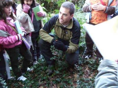Percorrendo o Río da Fraga
Alberto amosounos un exemplar de xilbarbeira que antigamente se empregaba como vasoira e hoxe está en perigo de extinción.
Palabras chave: Río da Fraga