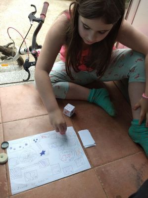 Noelia xogando ó seu xogo de mesa.
