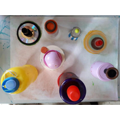 Con tapas de objetos y objetos de forma circular composición de instalación para fotografiar. Se puede emplear la mesa de luz - CC-BY-SA Teresa Neira