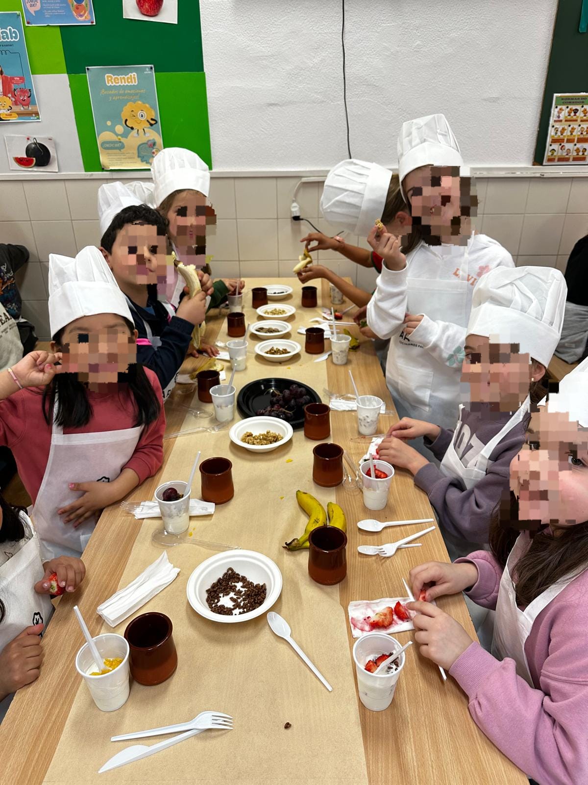 Máis alumnado participante misturando os alimentos