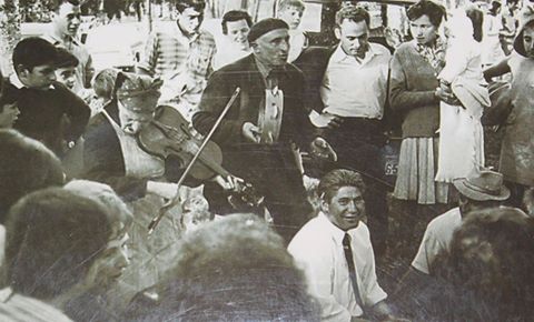 Muller tocando a viola acompañada de pandeireteiro