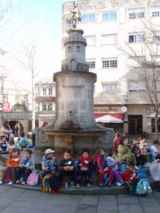 Saída a Vigo
Nenos e nenas comendo o bocadillo na Praza da Princesa de Vigo.
