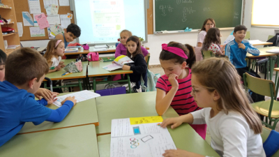 Alumnado de 3º le os xornais elaborados por 6º na Semana da Prensa
