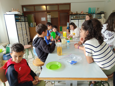 No laboratorio preparando experimentos
