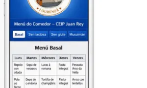 “Mockup da aplicación do Menú do Comedor do CEIP Juan Rey mostrada nun teléfono móbil con fondo azul.”