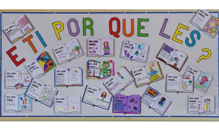 O taboleiro da biblioteca transformouse nun mural colaborativo que amosa a verdadeira razón de ser deste espazo: a lectura.