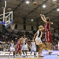 imagen de un partido de baloncesto