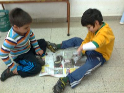 Nenos e nenas de 2º plantando castiñeiros

