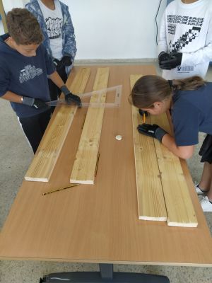 Construindo os bancais da horta
