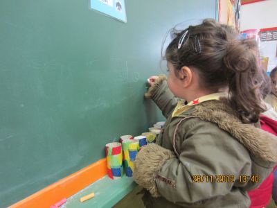 La encargada escribe su nombre
