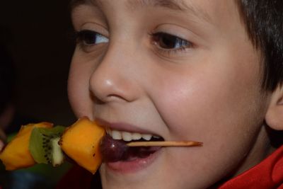 Sergio disfruta da froita
