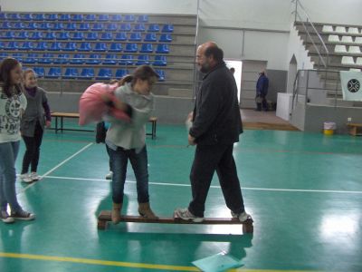 En equilibrio, Cristina tenta tirar a Javier.
