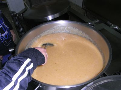 Remexendo mentres coce para que non se pegue
