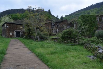 Casa de pedra abandoada
