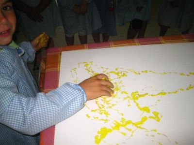 Abstracto colectivo
Iniciamos o lenzo co amarelo.
