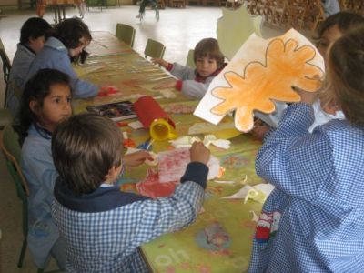 Follas do outono.
A aula de 5B realizando follas coa pintura pastel.
