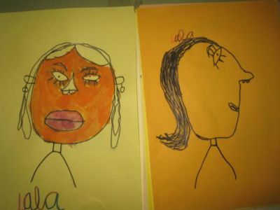 Autorretratos de perfil e frente
