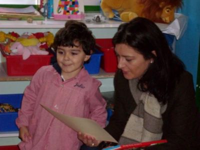 Julio entregando o diploma a mamá
