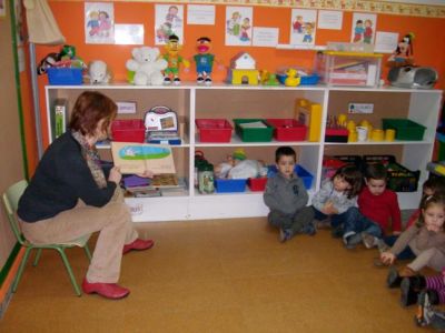Os nenos e nenas de 3a escoitando A cebra Camila.
