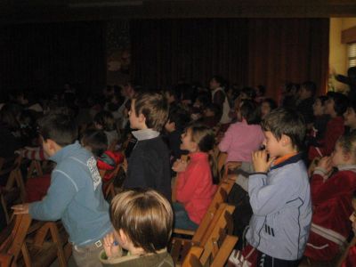 OLLOS PARA VER
Os nenos axudan a Carmela.
