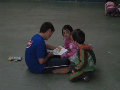 LECTURA DO ALUMNADO DE 6º A E.I
Tamén utilizamos o patio cuberto.
